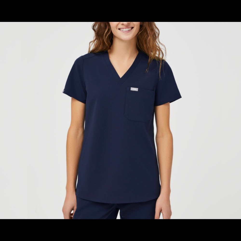 FIGS Clothing Catarina One-Pocket Scrub Top in Navy